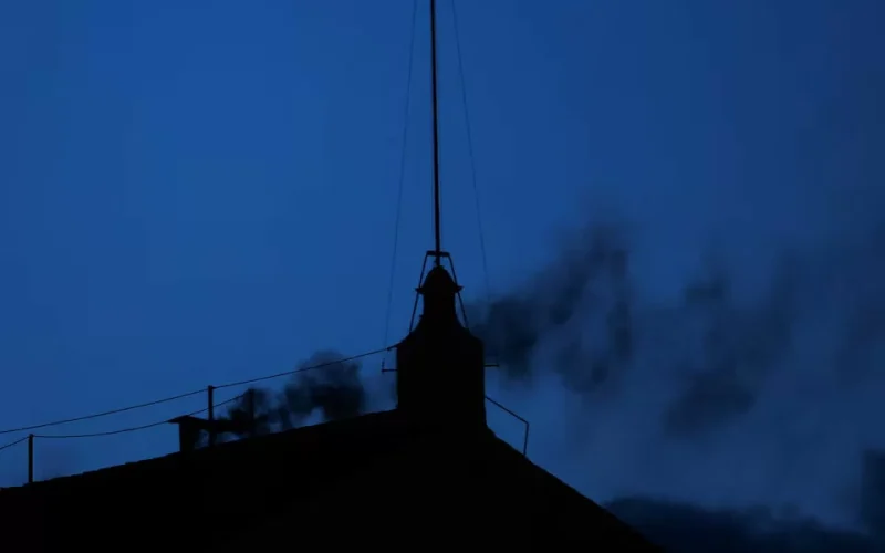 Zwarte rook – bij eerste stemming in conclaaf is er geen paus verkozen