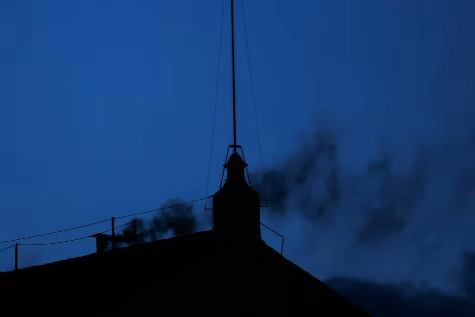 Tijdens het conclaaf 2025 wachten miljoenen op witte rook uit de Sixtijnse Kapel. Lees hier alles over het proces en de mogelijke opvolgers.