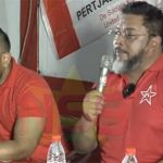 Bronto Somohardjo en Paul Somohardjo tijdens persconferentie over het vertrek van PL uit de coalitie in Suriname.