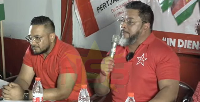 Bronto Somohardjo en Paul Somohardjo tijdens persconferentie over het vertrek van PL uit de coalitie in Suriname.