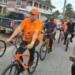 VHP voorzitter Chan Santokhi in actie tijdens de fietstocht. (Foto: René Gompers)