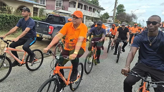 VHP voorzitter Chan Santokhi in actie tijdens de fietstocht. (Foto: René Gompers)