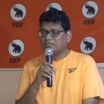 Asiskumar Gajadien spreekt VHP-leden toe over vooruitgang en verkiezingsdoelen in Houttuin