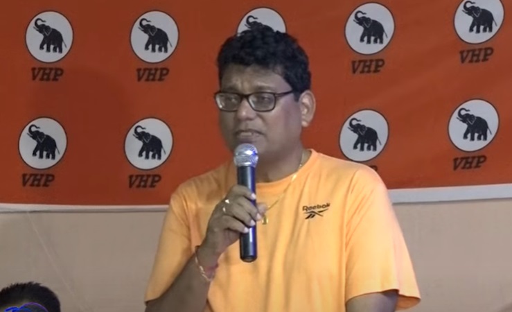 Asiskumar Gajadien spreekt VHP-leden toe over vooruitgang en verkiezingsdoelen in Houttuin
