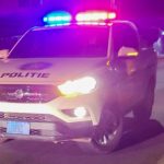Politie onderzoekt beroving na verkeersongeval op kruising Van Kallenweg en Kraboedoistraat in Suriname.
