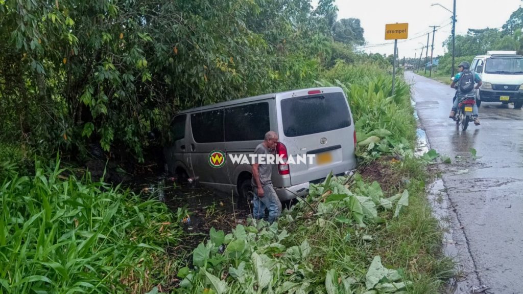 Op de Livorno Beekhuizenweg in Suriname raakte een busje van de weg. Lees wat er gebeurde, hoe het afliep en waarom verkeersveiligheid cruciaal blijft.