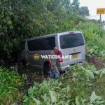Op de Livorno Beekhuizenweg in Suriname raakte een busje van de weg. Lees wat er gebeurde, hoe het afliep en waarom verkeersveiligheid cruciaal blijft.