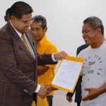 President Santokhi reikt bereidverklaringen uit aan bewoners van Mariënburg op 24 mei 2025
