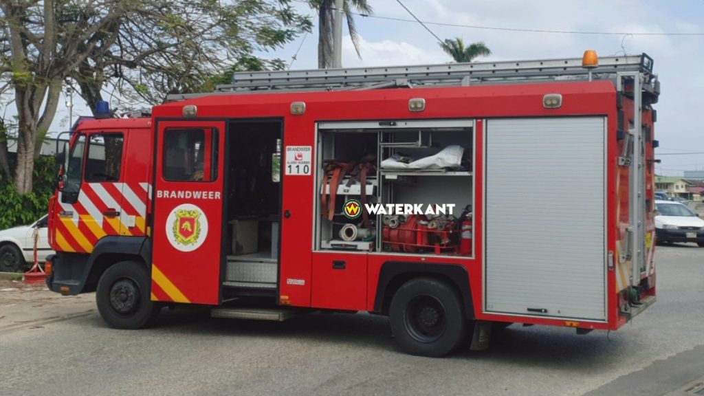 Brandweer blust woningbrand aan de Mijnhooplaan in Paramaribo, Suriname