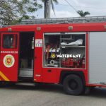 Brandweer blust woningbrand aan de Mijnhooplaan in Paramaribo, Suriname