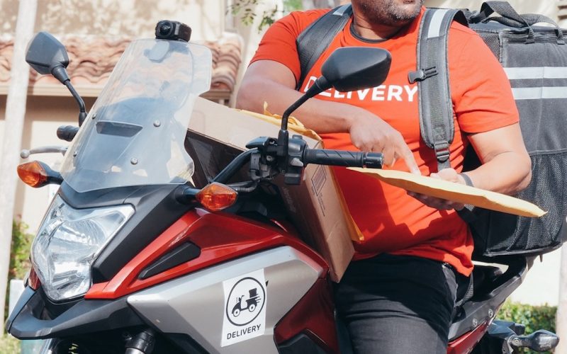 Bezorg jongen overvallen door scooter rijder en motor bestuurder