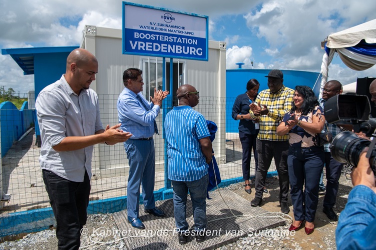 President Santokhi opent boosterstation Vredenburg voor verbeterde watervoorziening in Suriname