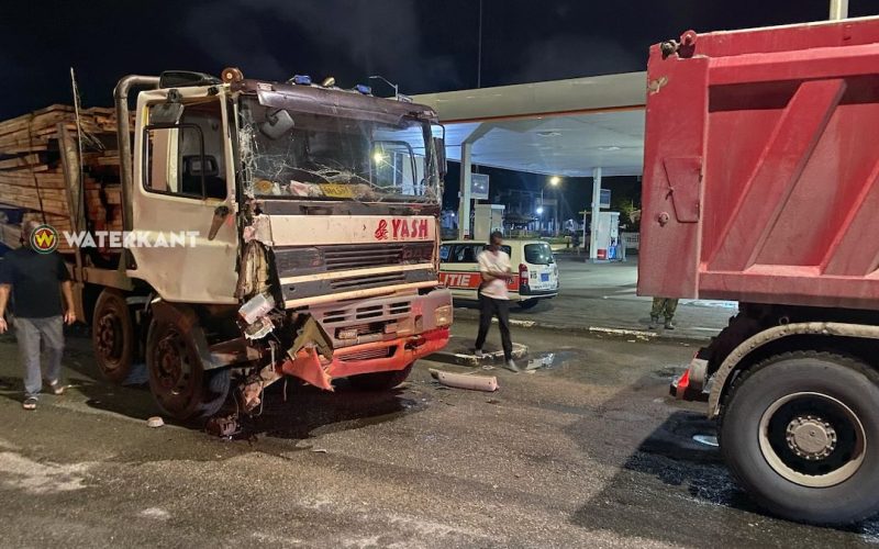 Botsing van twee vrachtwagens op de rotonde Lachmonstraat – mogelijke veroorzaker onder invloed