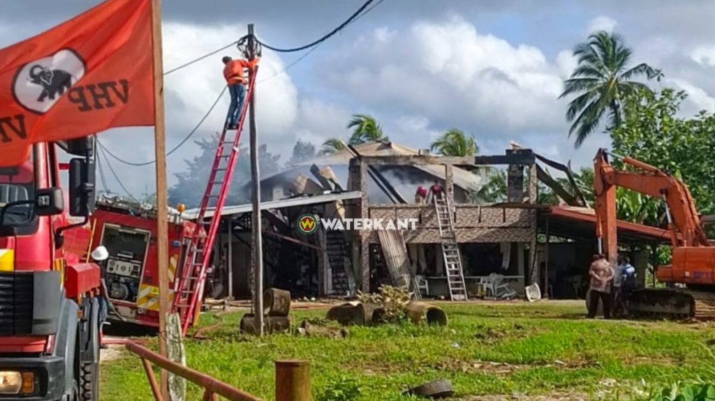 Brand verwoest bovenverdieping woning aan de Wanicaweg. Zevenjarige jongen ontdekt vuur en redt bewoners op tijd.
