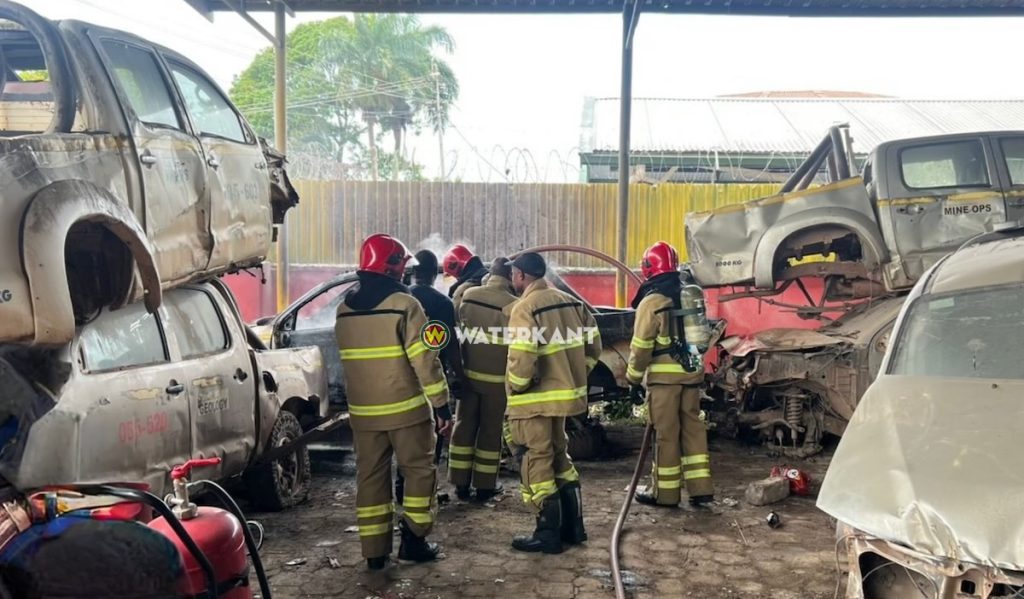 Brandweer blust brand in loods aan Wicherstraat, Suriname