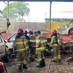 Brandweer blust brand in loods aan Wicherstraat, Suriname