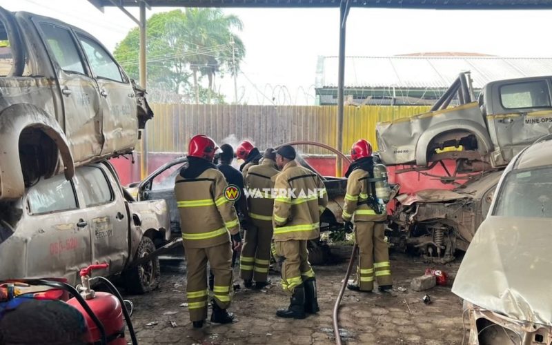 Brand in magazijn: vermoedelijk door dakloze in brand gestoken sloopvoertuig