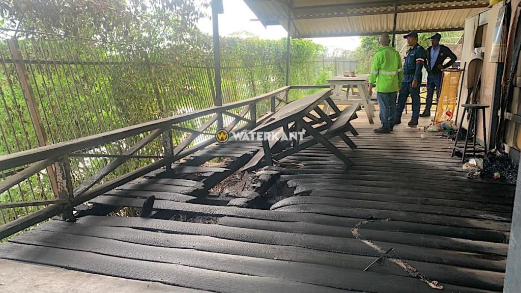 Brandweer blust schaftruimtebrand aan de Industrieweg Zuid in Suriname na vermoedelijke oorzaak door sigarettenpeuk.