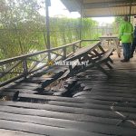 Brandweer blust schaftruimtebrand aan de Industrieweg Zuid in Suriname na vermoedelijke oorzaak door sigarettenpeuk.