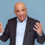 Politiek debat tussen Bronto Somohardjo en Chan Santokhi over Surinames toekomst en inclusiviteit.