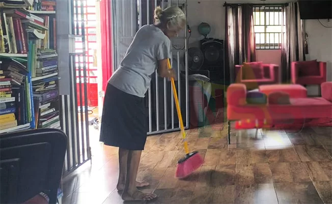 Esselien, 77 jaar, zorgt voor haar achterkleinkinderen en blijft werken. Haar verhaal toont de uitdagingen van ouderen in Suriname.