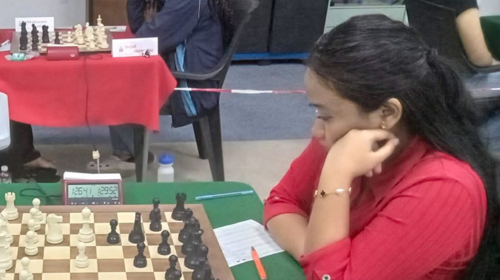 Catherine Kaslan viert haar vijfde titel als vrouwenschaakkampioen van Suriname.