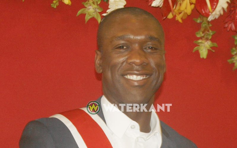 Clarence Seedorf schokt de voetbalwereld met zijn transfer naar Iran