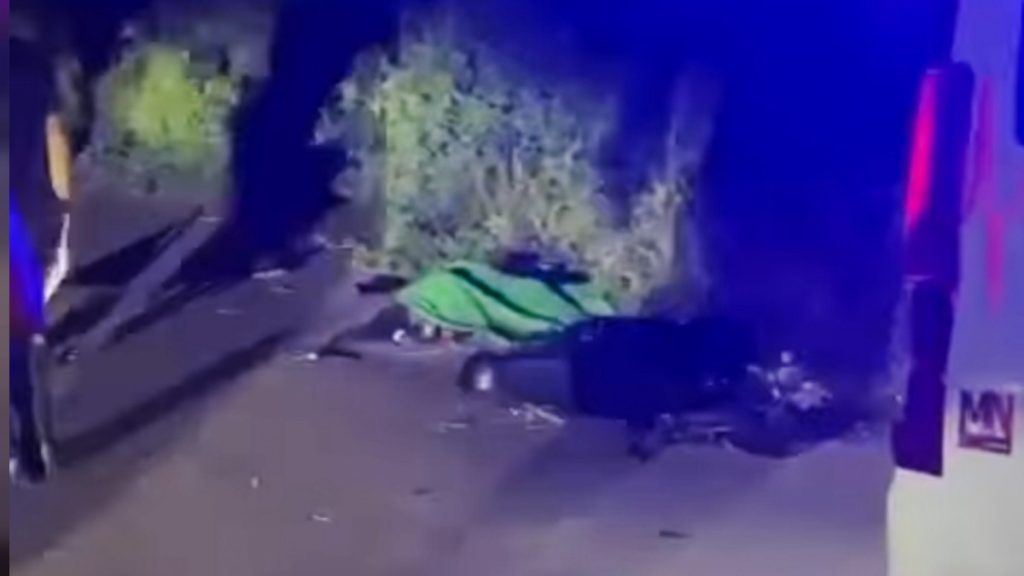 Verkeersongeval tussen bromfietsers tijdens illegale race in het Sabaku-project, Suriname.