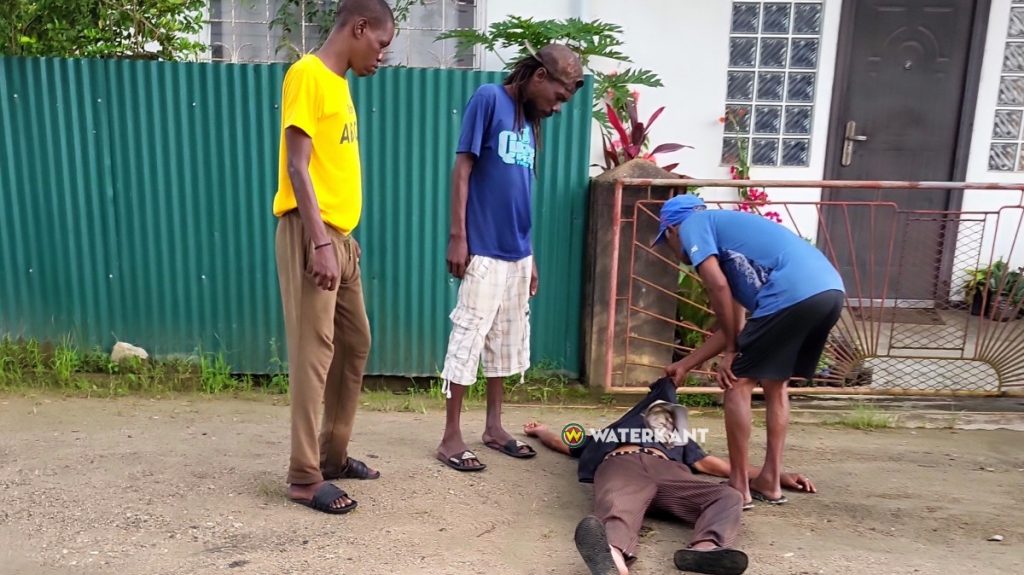 Stomdronken Man Valt in Suriname: Het Verhaal