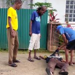 Stomdronken Man Valt in Suriname: Het Verhaal