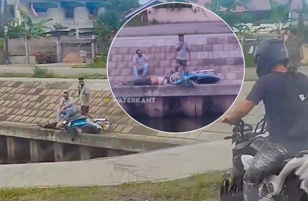 Bromfiets ligt langs de damwand na ongeval in Amazonestraat, Suriname. Oorzaak: alcoholgebruik. Politie onderzoekt.