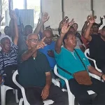 Leden van OBBS tijdens vergadering over ultimatum aan Surinaamse regering inzake staking schoolvervoer.