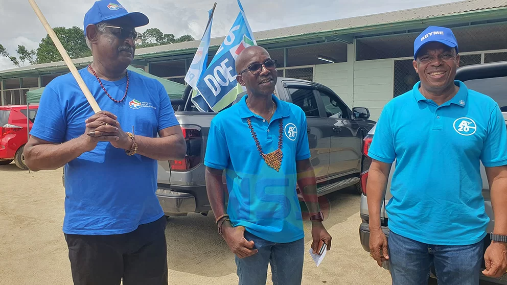Politie houdt toezicht bij stembureau in Suriname tijdens verkiezingen