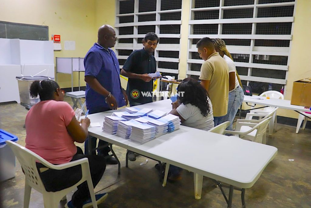 Tellen van stemmen tijdens de verkiezingen in Suriname op 25 mei 2025