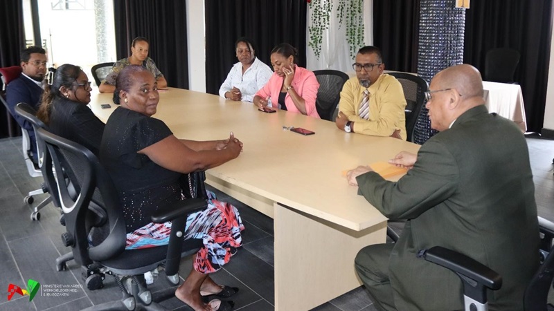 Minister Mac Andrew Installeert Commissie Evaluatie Wet Arbeidsbescherming Gezin
