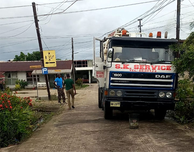 Kolkenzuiger ingezet bij Esther Stichting in Suriname