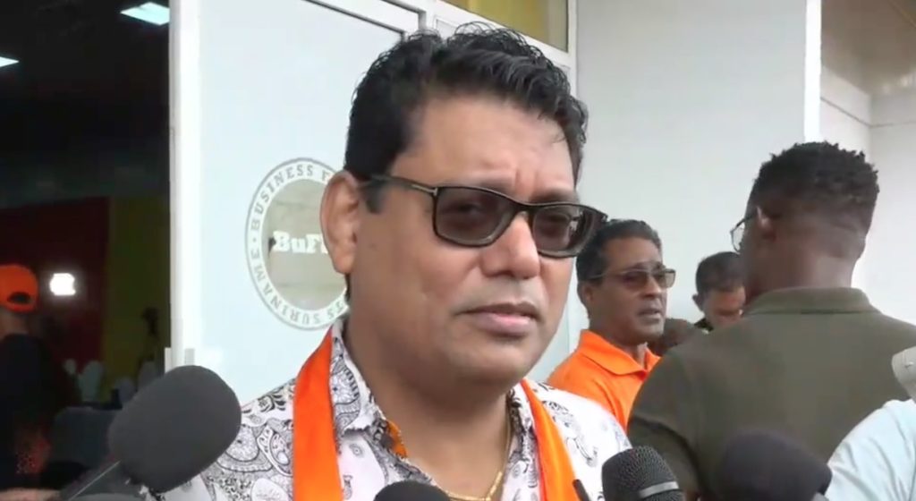 VHP-ondervoorzitter Asiskumar Gajadien tijdens interview over partijvisie