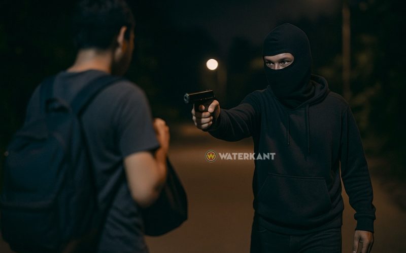 Gemaakte crimineel overvalt passant met handvuurwapen