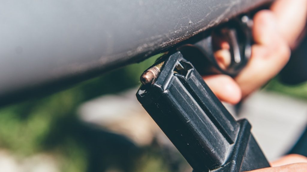 Politie onderzoekt gewelddadige overval op goudzoekerskamp in Suriname waarbij goud en eigendommen zijn gestolen.