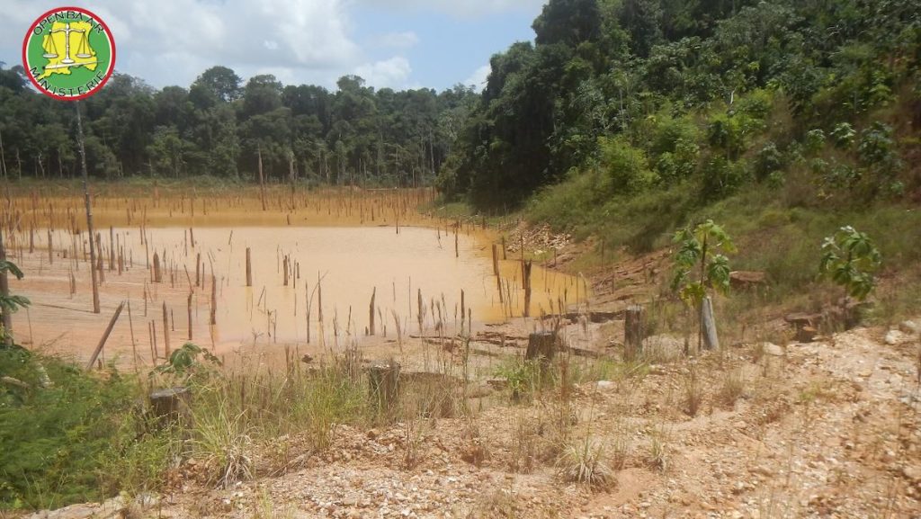 Milieuverdachte gearresteerd door ECU in Stuwmeergebied Suriname voor illegale vervuiling met zware metalen.