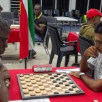 Guno Burleson ontvangt trofee na winst Presidents Cup 2025 in Suriname, zijn 11e damtitel.