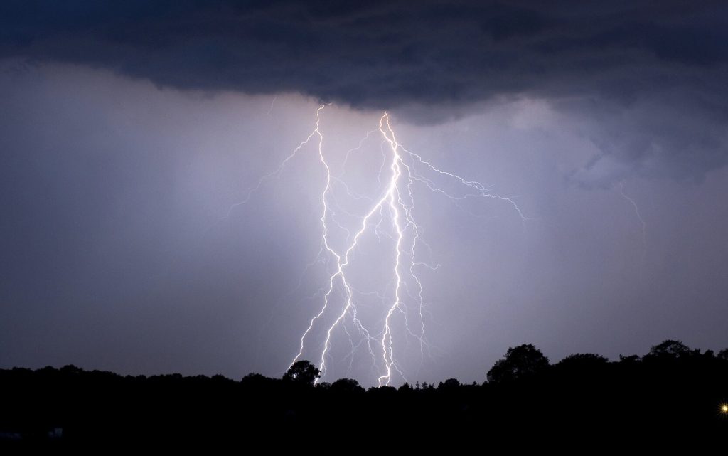 Weerbericht voor Deze Zondag: Regen en Onweer
