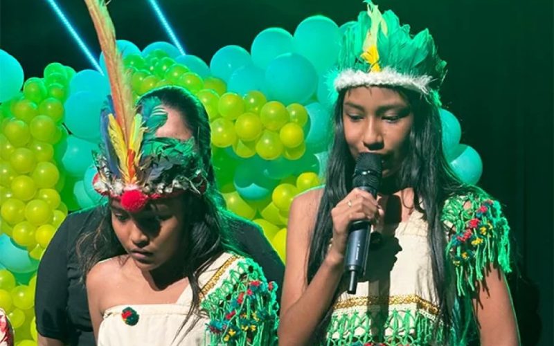 Honderden jongeren bidden voor de toekomst van Suriname