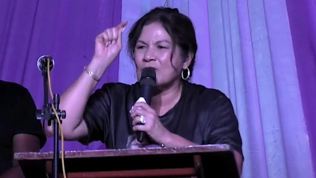 Jayant Lalbiharie tijdens massameeting in Saramacca waar mogelijke overstap naar VHP Suriname werd besproken.