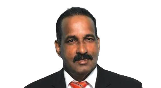 Mahinder Jogi uit felle kritiek op minister Sewdien over juridisch niet-bindende gronddocumenten in Jarikaba. Wat betekent dit voor burgers in Suriname?