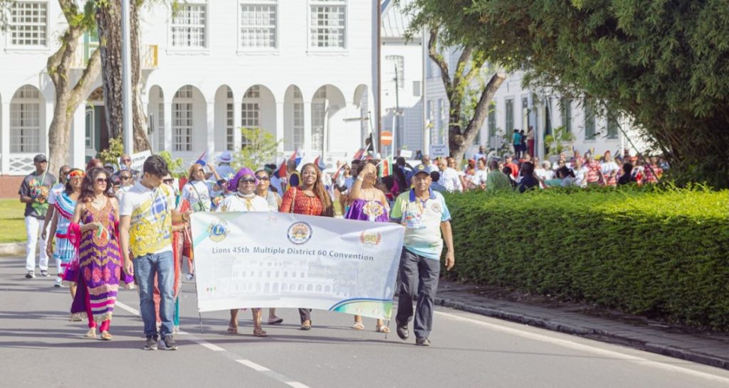 Vlaggen en Solidariteit: Lions Club International in Paramaribo