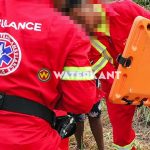 Man raakt gewond bij diefstalpoging aan Bhadjiweg, Suriname, en wordt verzorgd door medische hulpdiensten.