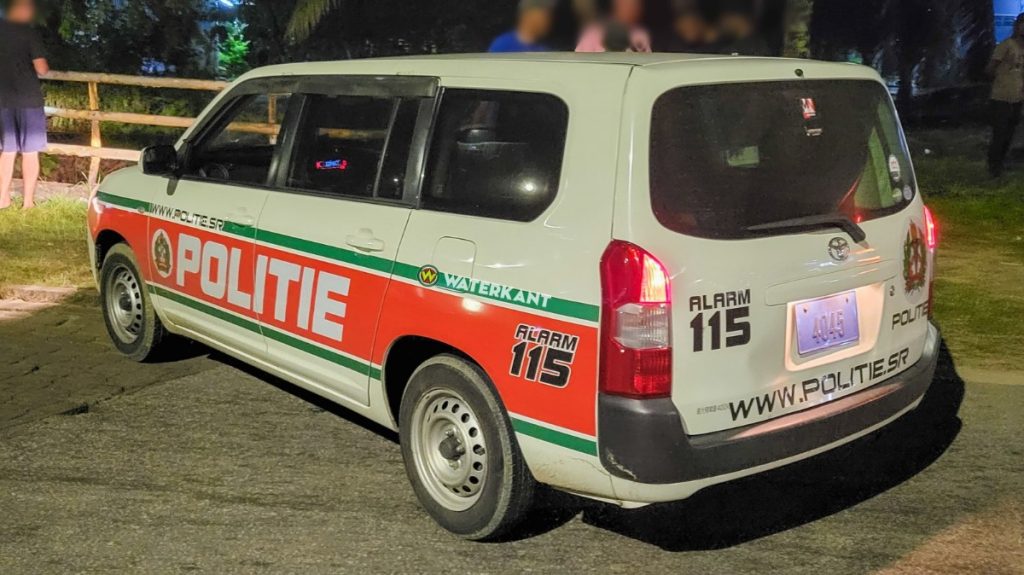 Overval op Moeljoweg Suriname, man met snijwonden en gebroken neus na aanval door twee gewapende daders.