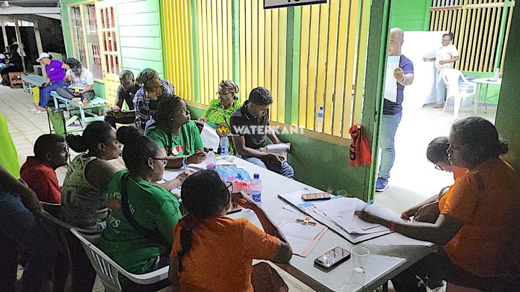 Stemmen tellen in Suriname tijdens de verkiezingen van 2025