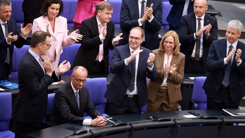 Friedrich Merz na zijn benoeming tot bondskanselier op Slot Bellevue met president Steinmeier.